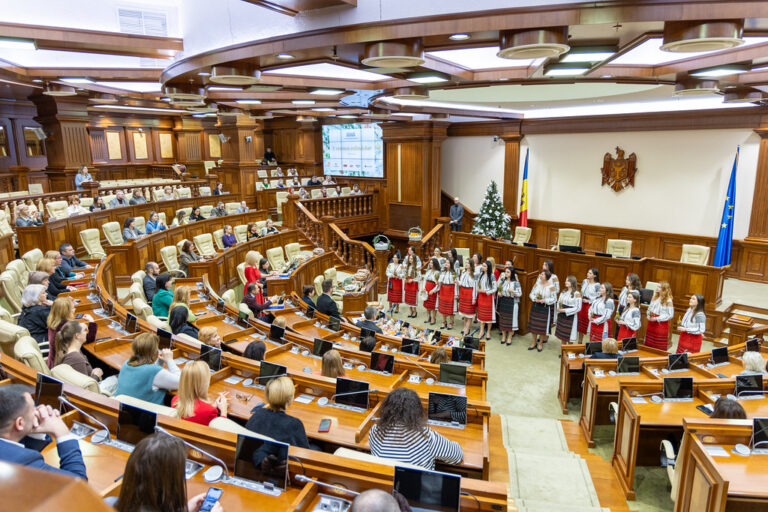 (FOTO) Sute de colindători și urători au adus spiritul sărbătorilor de iarnă la Parlament