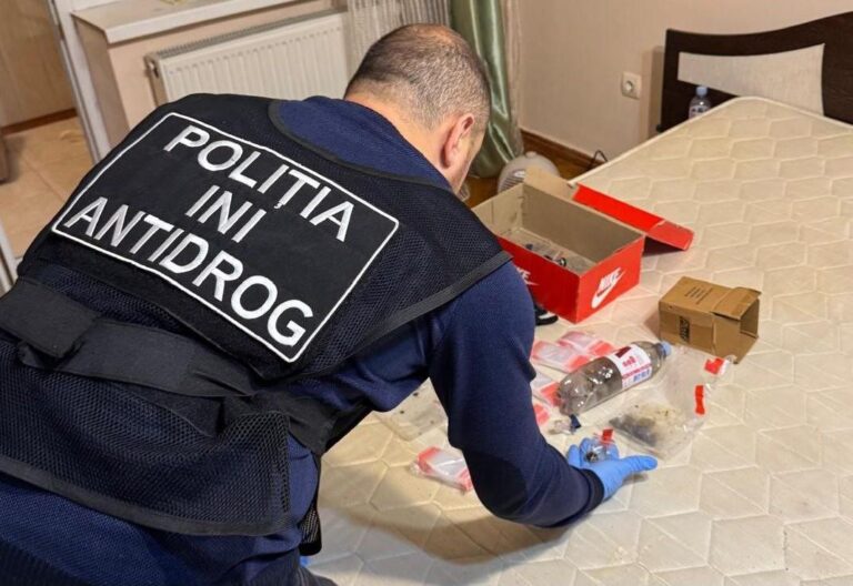 (VIDEO) Patru elevi ai unui colegiu din Chișinău, reținuți pentru trafic de droguri