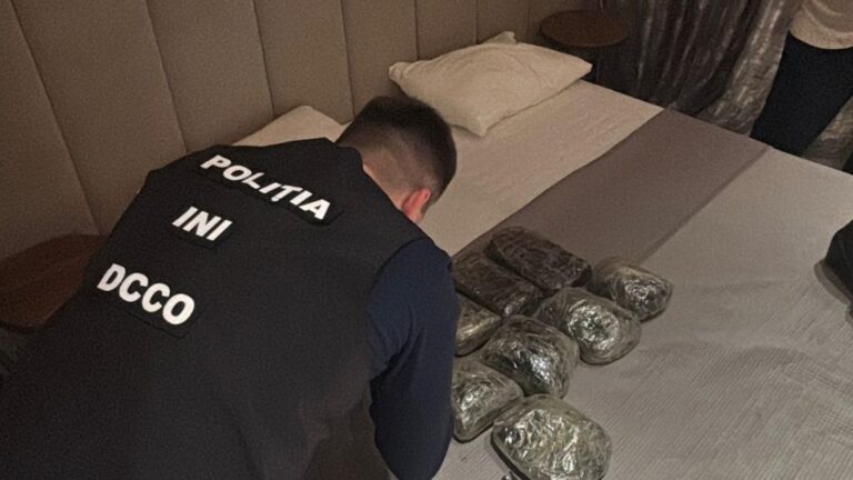 (VIDEO) Circa 10 kilograme de droguri, descoperite într-un hotel din Anenii Noi. Patru persoane au fost reținute