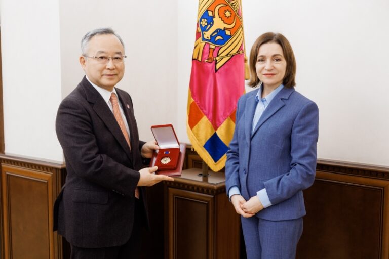 Ambasadorul Japoniei la Chișinău, decorat de președinta Maia Sandu
