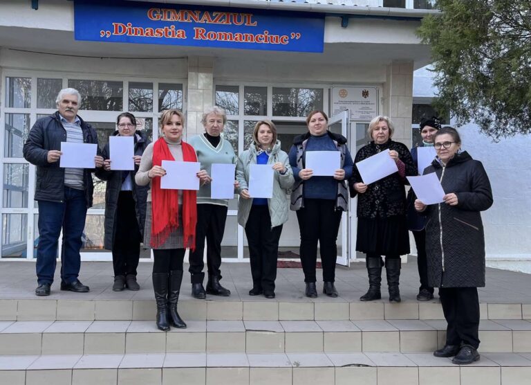Manifest cu foi albe în școlile din Republica Moldova. Profesorii cer demnitate pentru educație