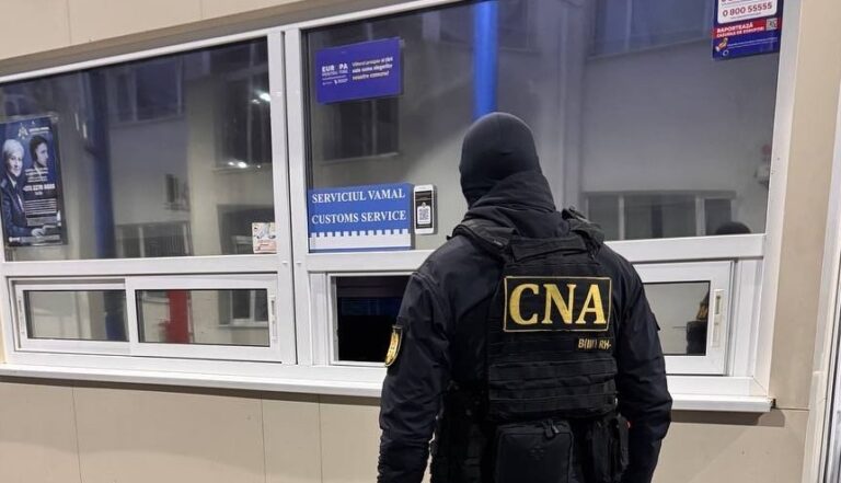 (FOTO) Percheziții la posturile vamale Leușeni și Cahul: Șapte angajați ai Serviciului Vamal, reținuți