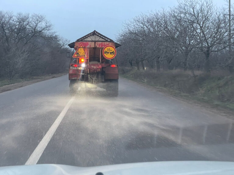 Intervenții masive în Chișinău pentru combaterea ghețușului. Autoritățile fac apel la prudență