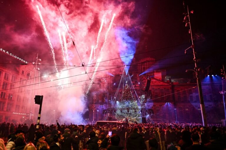 Haos de Revelion la Amsterdam: violențe, doi morți din cauza artificiilor și biserică mistuită de flăcări