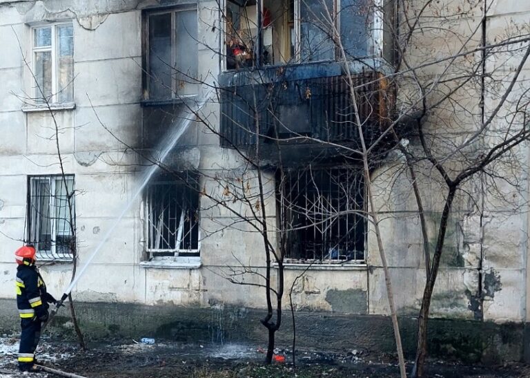 (FOTO) Un apartament din Chișinău, mistuit de flăcări