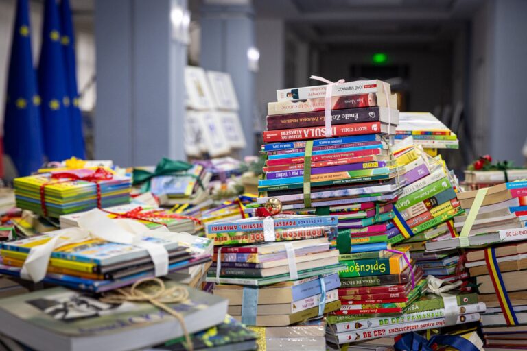 Campania „Biblioteca de sub brad”: Mii de cărți vor ajunge în bibliotecile din Republica Moldova