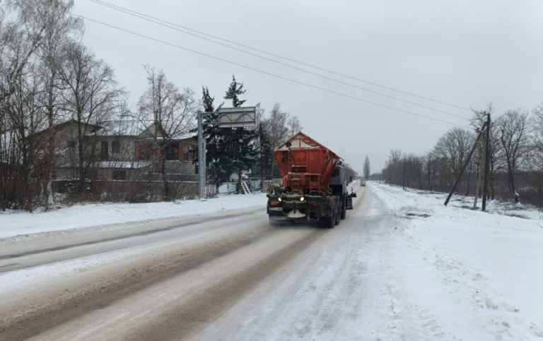 Circa 1500 tone de sare și material antiderapant, presărate pe drumurile înzăpezite
