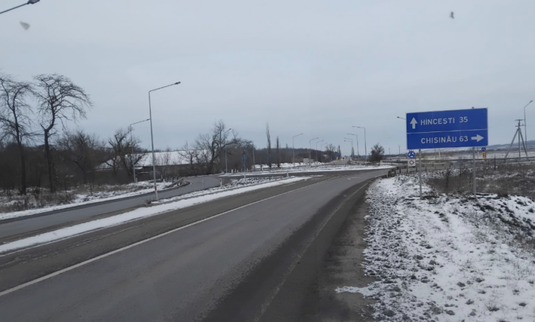 Drumurile naționale, în condiții de iarnă: zeci de utilaje și sute de tone de sare, mobilizate de drumari