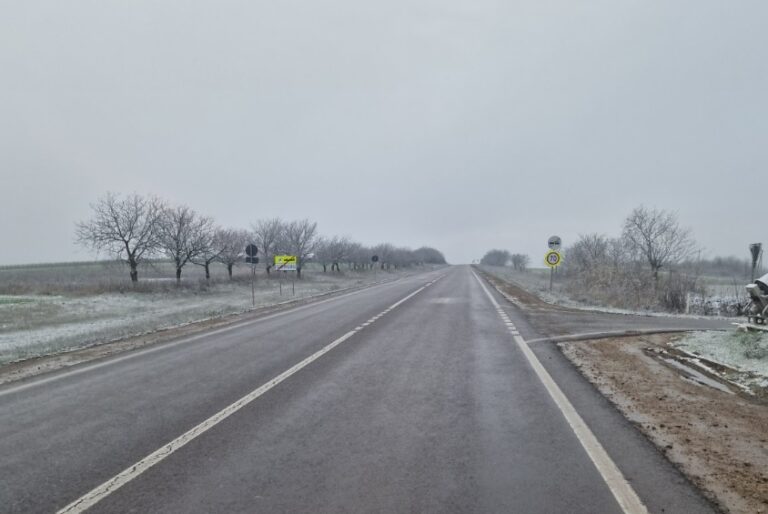 Pe drumurile naționale se circulă în condiții de iarnă: drumarii au intervenit în raioanele de nord și centru