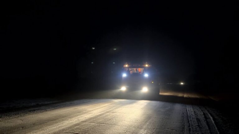 Ninsori, lapoviță și ghețuș pe drumurile din R. Moldova: Autoritățile fac apel la prudență