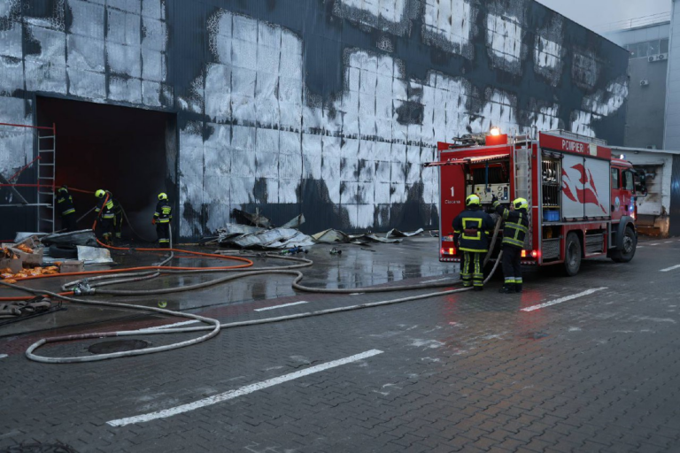 (FOTO) Incendiul de pe strada Mihai Viteazul din capitală, lichidat după mai bine de 24 de ore
