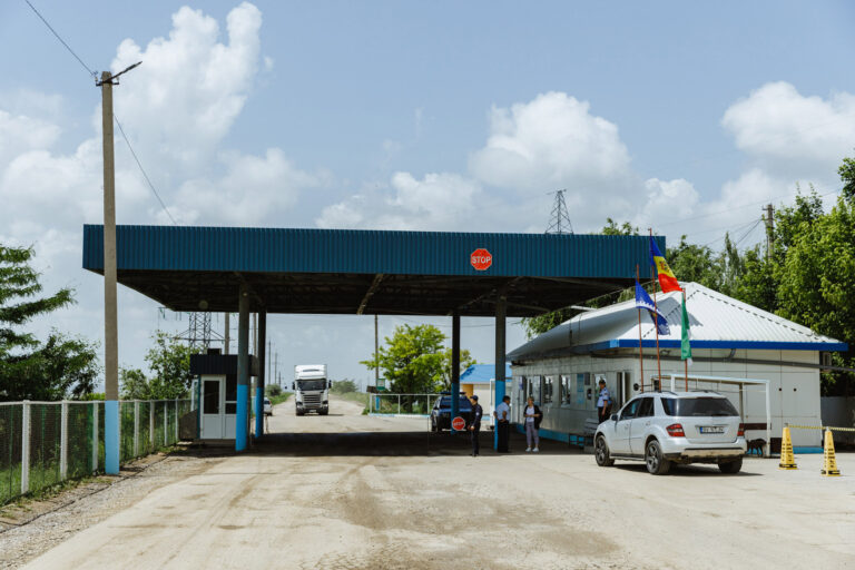 (VIDEO) Doi angajați ai postului vamal Giurgiulești, cercetați penal pentru corupție