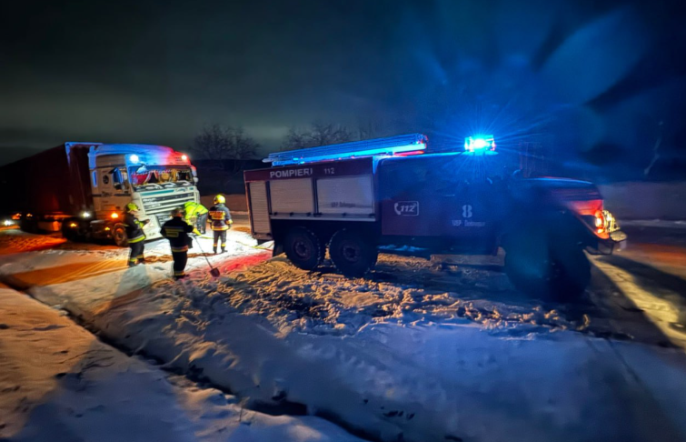 (FOTO) Salvatorii au intervenit în zeci de localități: ambulanțe, camioane și autobuze blocate din cauza ghețușului