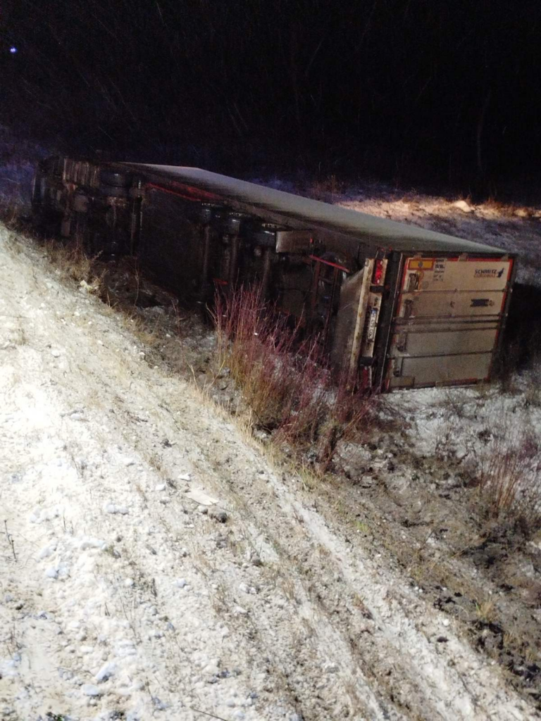 IGSU avertizează șoferii: lapovița și ninsoarea creează dificultăți pe traseele din țară