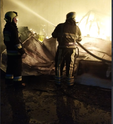 Incendiu de proporții la un depozit de produse alimentare din Capitală