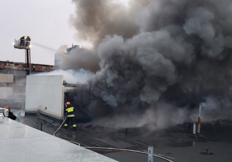 Incendiul de pe strada Mihai Viteazul din Capitală a fost localizat de pompieri