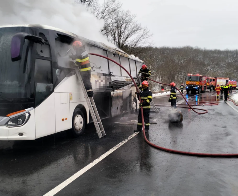 Autocar cu aproape 50 de pasageri, cuprins de flăcări pe o șosea din județul Mureș