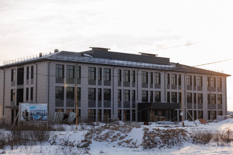 (FOTO) Maia Sandu, în inspecție la șantierul noii unități militare din comuna Băcioi: „Investițiile în apărare sunt investiții în pace și în stabilitate”