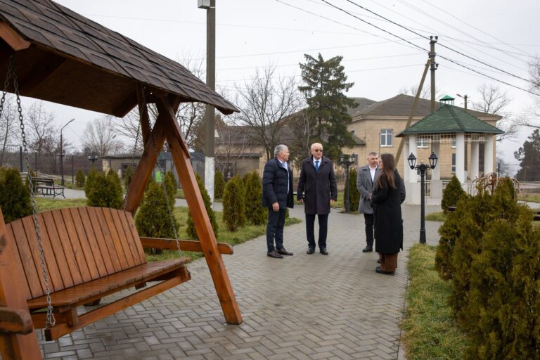 Premierul Alexandru Munteanu, vizită la Crocmaz: „Curajul oamenilor de a merge înainte este de apreciat”