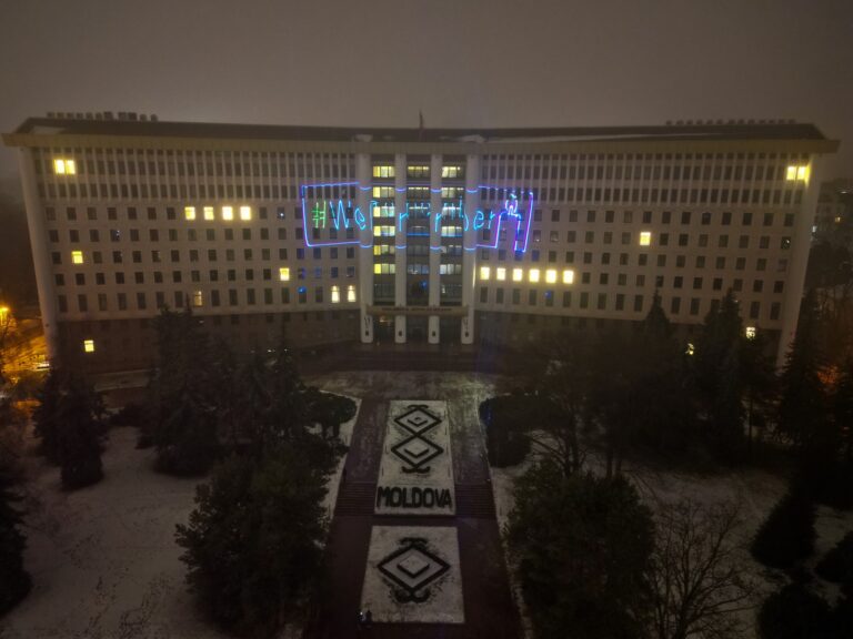 (VIDEO) Ziua internațională de comemorare a victimelor Holocaustului: Mesajul „WeRemember”, proiectat pe clădirea Parlamentului de la Chișinău