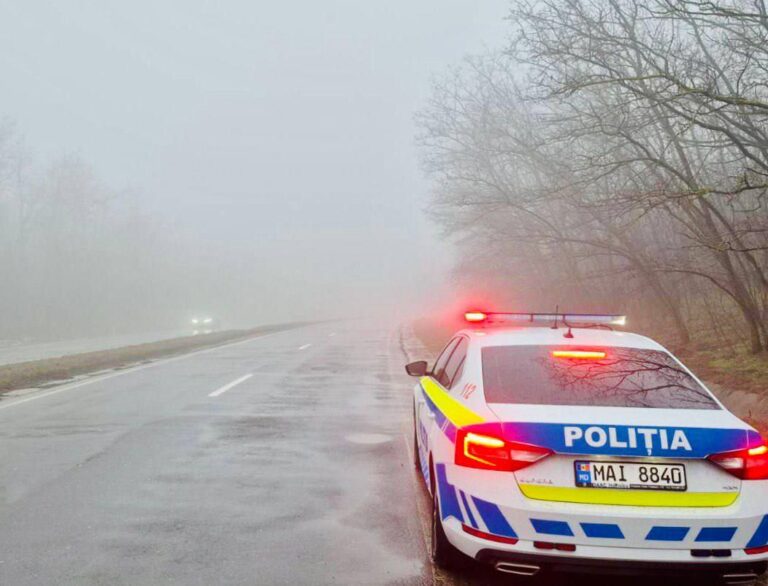 Drumuri alunecoase și vizibilitate redusă: Poliția recomandă maximă prudență