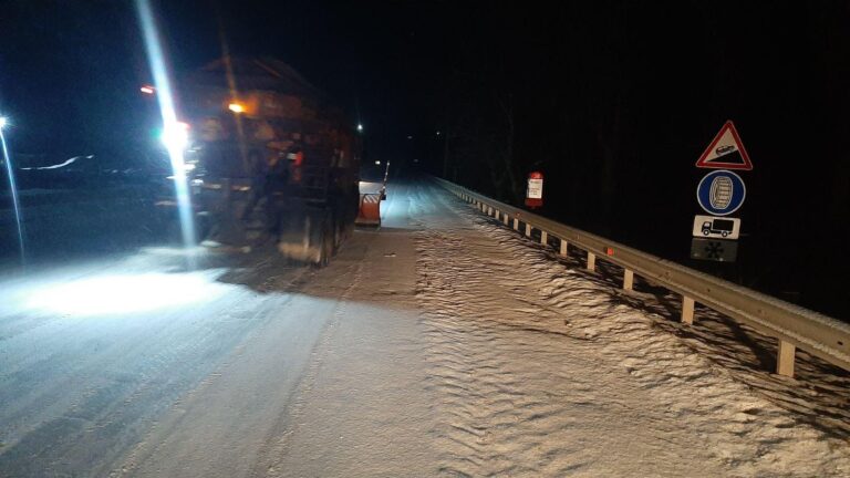 AND: Circulația rutieră pe rețeaua națională se desfășoară în condiții de iarnă