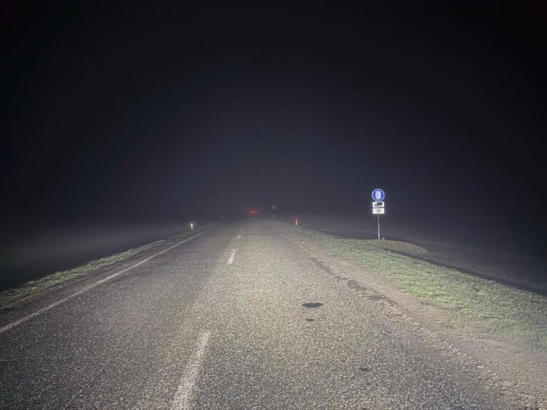 Circulație rutieră în condiții de ceață pe drumurile naționale: drumarii rămân la datorie