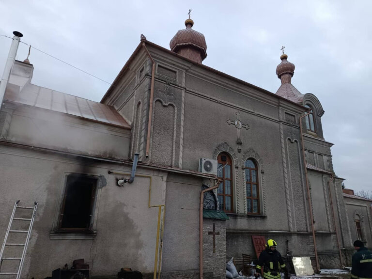 Incendiu la o biserică din raionul Drochia. Focul a izbucnit în anexa lăcașului de cult