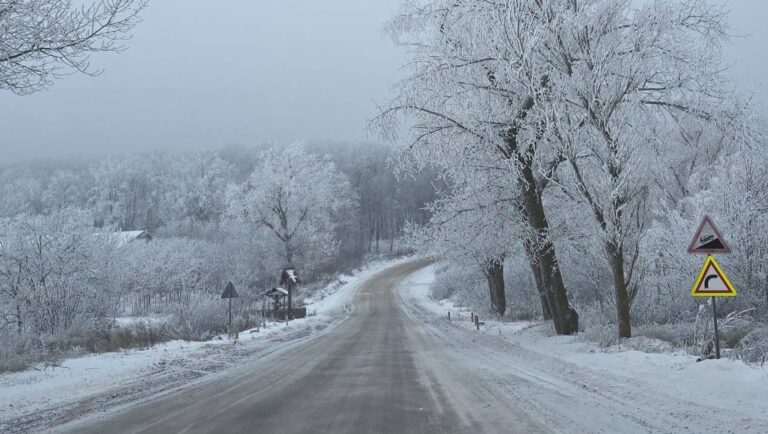 Circulația pe drumurile din R. Moldova se desfășoară în condiții de ceață, polei și carosabil alunecos