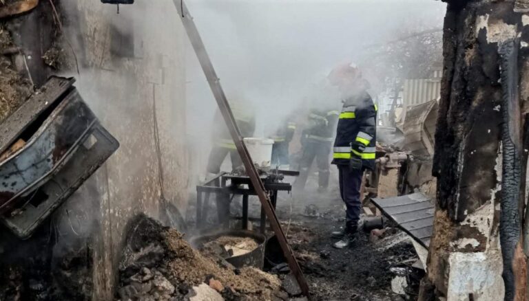 (FOTO) Incendiul de la Ulmu: Casa a ars în totalitate