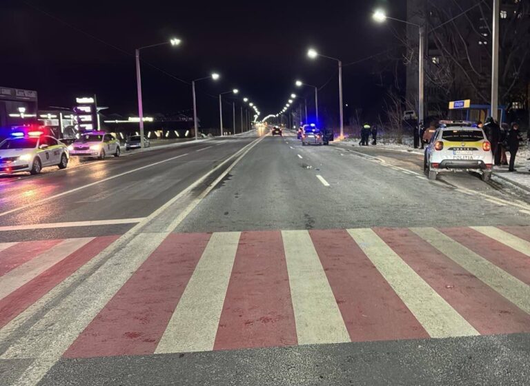 Accident grav la Strășeni: Doi copii, loviți pe trecerea de pietoni