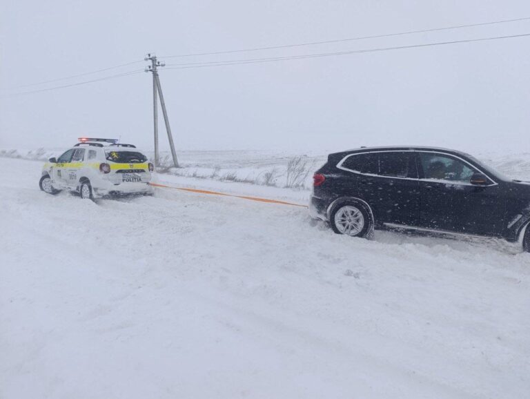 (FOTO) Ambulanțe, mașini și camioane, blocate în nămeți: Zeci de intervenții ale salvatorilor și polițiștilor în mai multe raioane din R. Moldova