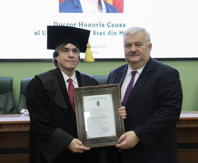 (FOTO) Scriitorul Mircea Cărtărescu, distins cu titlul Doctor Honoris Causa al USM