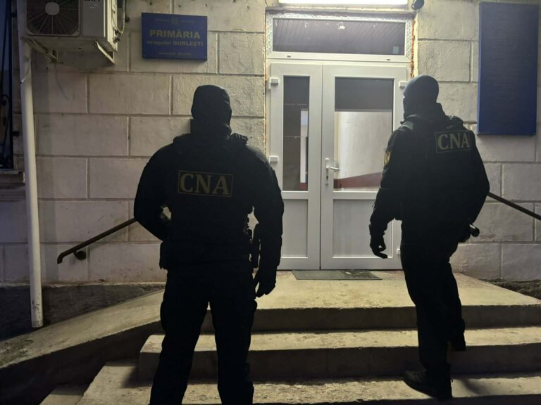 (FOTO) Percheziții CNA într-un dosar privind înstrăinarea ilegală a terenurilor din Durlești: Primarul și viceprimarul localității, printre cei vizați
