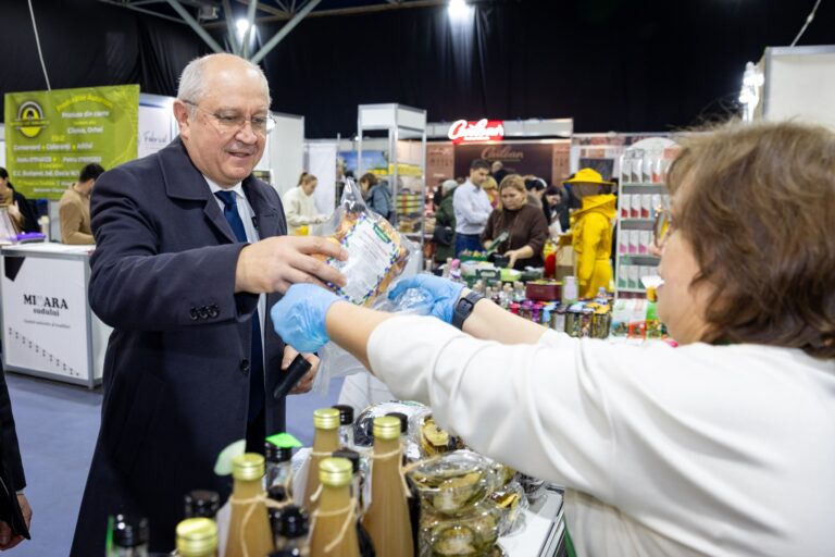 (FOTO) Alexandru Munteanu, la expoziția „Fabricat în Moldova”: „Prin fiecare produs autohton pe care îl cumpărăm, susținem economia națională și locurile de muncă acasă”