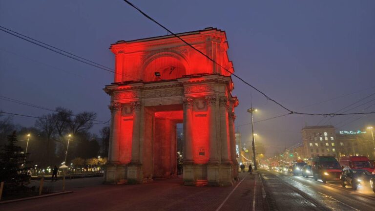 (FOTO) Arcul de Triumf, iluminat în roșu cu ocazia Anului Nou Chinezesc