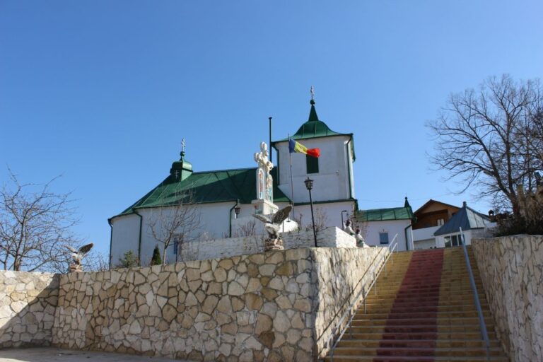 Poliția: Biserica din Dereneu nu a fost încuiată de oamenii legii, ci blocată din interior de preotul Mitropoliei Moldovei