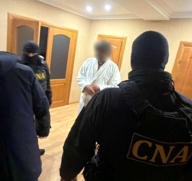 Finanțarea ilegală a partidelor: Un bărbat din Chișinău, reținut de CNA