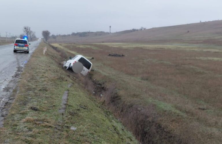 (VIDEO) Trafic dificil în R. Moldova: Ghețuș și polei pe mai multe drumuri