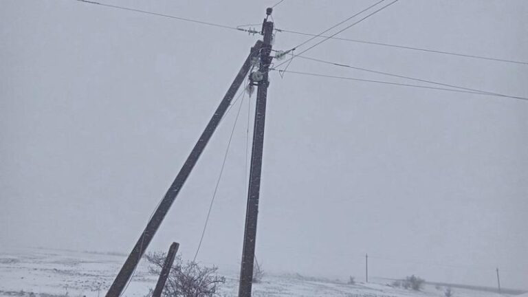 Condiții meteo nefavorabile: Mii de consumatori au rămas fără energie electrică