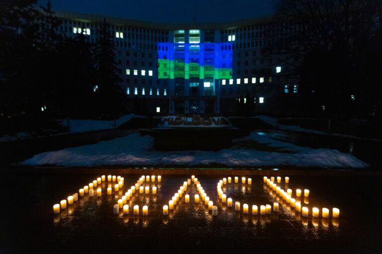 (VIDEO) Patru ani de la invazia Rusiei în Ucraina: Clădirea Parlamentului R. Moldova, iluminată în culorile drapelului ucrainean