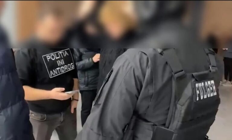 (VIDEO) „Call center” de droguri, destructurat la Chișinău: Opt persoane au fost arestate