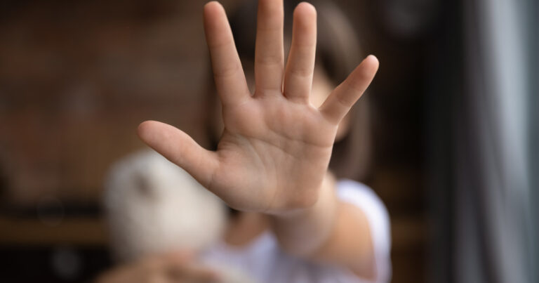 O fetiță de 9 ani, expusă unor acțiuni cu caracter sexual. Suspectul, reținut