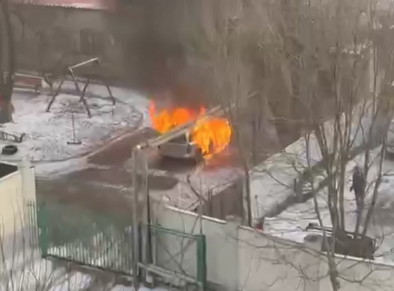 (VIDEO) O mașină a ars în totalitate în orașul Codru