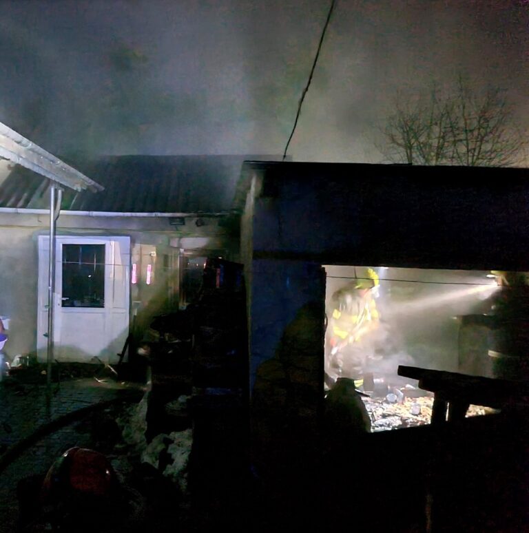 Incendiu la Cantemir: Cinci persoane, evacuate dintr-o locuință