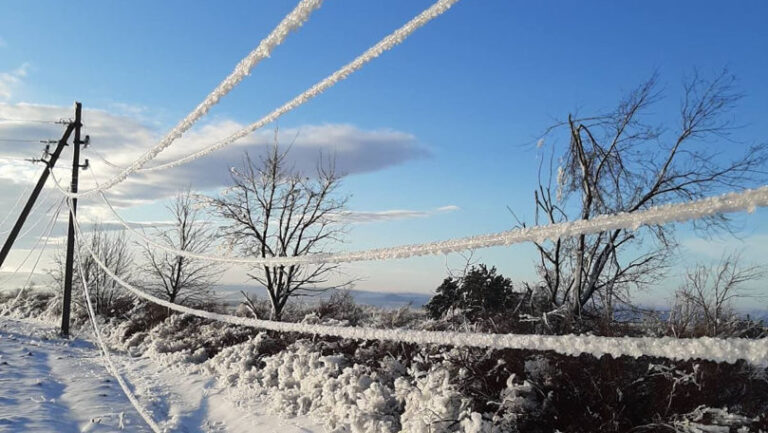Mii de consumatori au rămas fără energie electrică din cauza condițiilor meteo