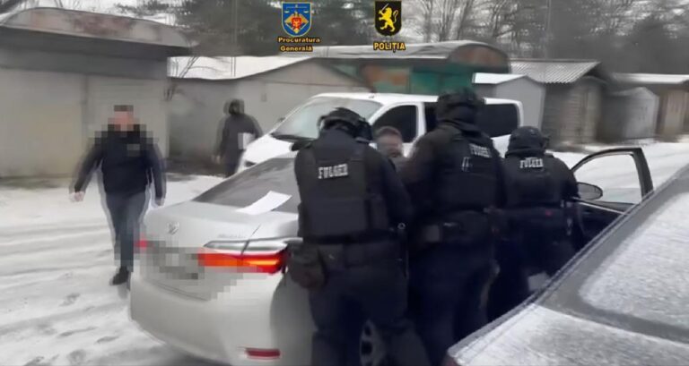 (VIDEO) Un tânăr, reținut pentru coordonarea unei organizații criminale