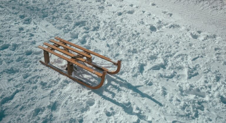 Fetiță din Bravicea, rănită după ce sania pe care se afla s-a lovit de roata unei mașini de Poliție