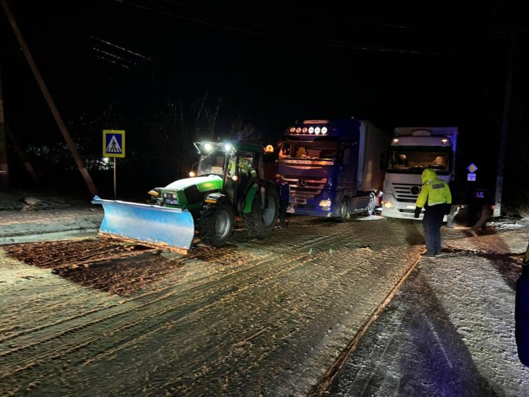 Polițiștii de frontieră și drumarii au deblocat mai multe camioane blocate la Tudora din cauza poleiului