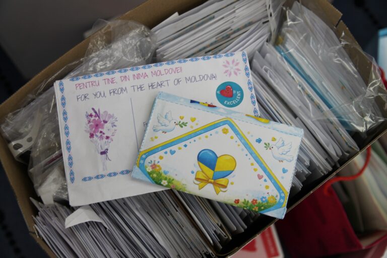 Campania „O scrisoare ține loc de îmbrățișare”: Mii de scrisori vor ajunge la copiii din Ucraina